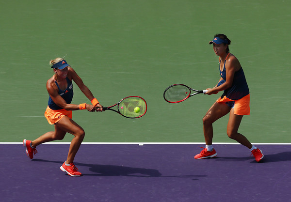 Andrea Hlavackova and Peng Shuai in action at the Miami Open | Photo: Al Bello/Getty Images North America