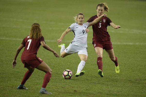 Midfielder Samantha Mewis and defender Casey Short attempt to stop French forward Eugenie Le Sommer during the SheBelieves Cup | Photo: Brendan Smialowski - AFP