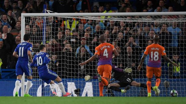 Hazard ribadisce in rete il calcio di rigore inizialmente parato da Caballero. Fonte foto: premierleague.com