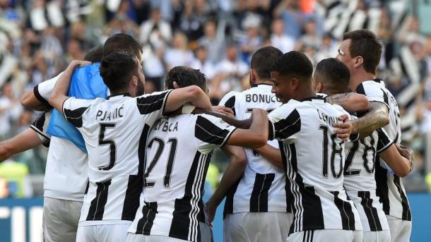 I giocatori della Juventus festeggiano il 33° scudetto. Foto: La Stampa