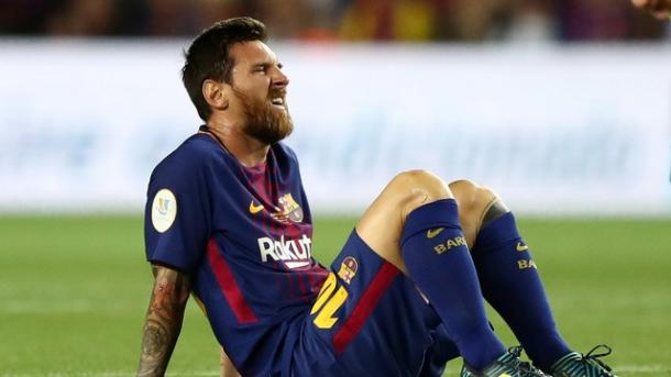 Messi teve dificuldades com a marcação de Casemiro durante o primeiro tempo (Foto: Reuters)