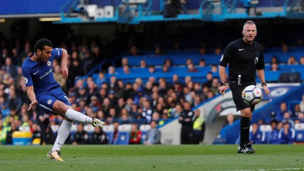 Pedro y un magnífico disparo para el 1-0 de Chelsea | Foto: Premier League.