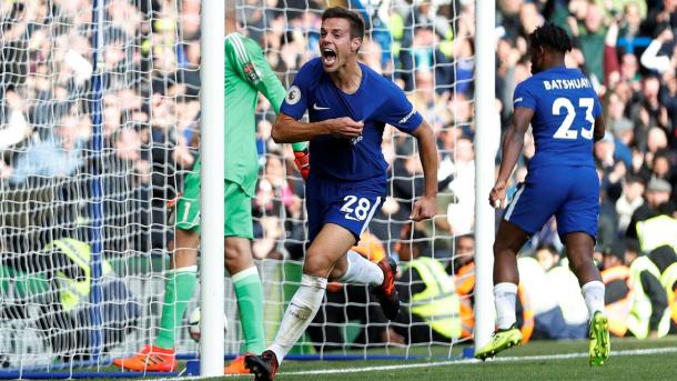 Azpilicueta festeja su gol. De fondo Batshuayi, el otro héroe de Chelsea. | Foto: Premier League.