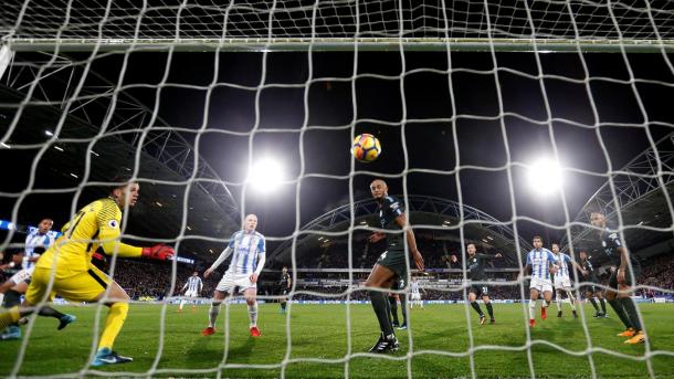 Ederson mira cómo ingresa ale balón tras dar en Otamendi | Foto: Premier League.