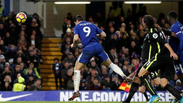 Morata y un cabezazo matador para abrir el marcador | Foto: Premier League.