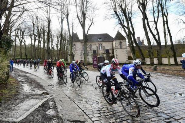 Corridori sotto la pioggia nella prima tappa della Parigi Nizza. Fonte: