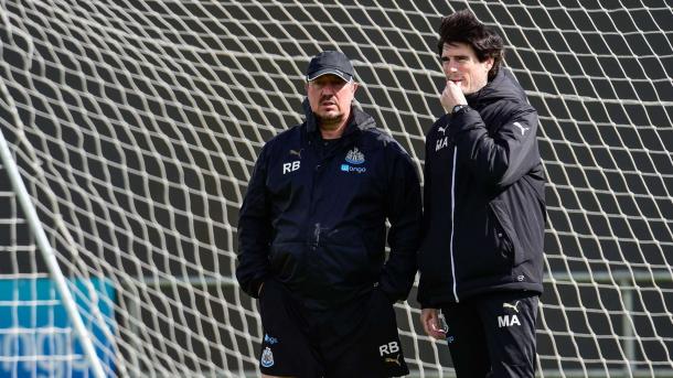 Benitez y su ayudante preparan el choque ante Preston | Foto: Newcastle.