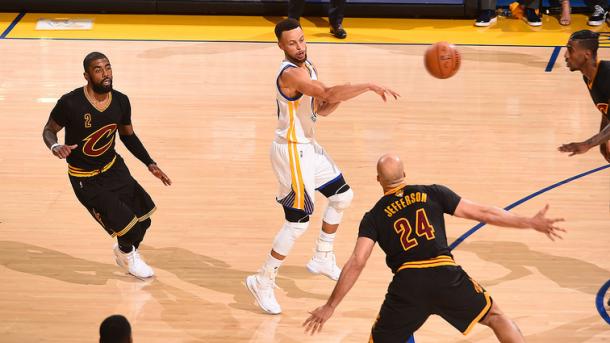 Curry foi o destaque do primeiro tempo com 20 pontos, 4 rebotes e 5 assistências | (Foto: Noah Graham/NBAE/Getty Images)