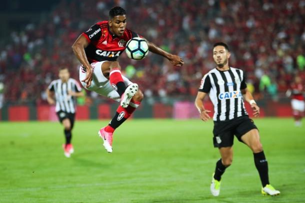 Berrío foi um dos destaques do Flamengo na vitória, com três finalizações defendidas por Vanderlei | Foto: Gilvan de Souza/Flamengo