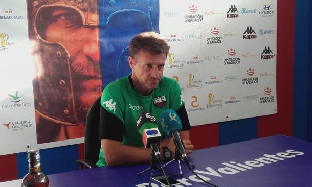 Agustín Izquierdo, técnico del Extremadura. | Foto: Carlos Gómez, VAVEL