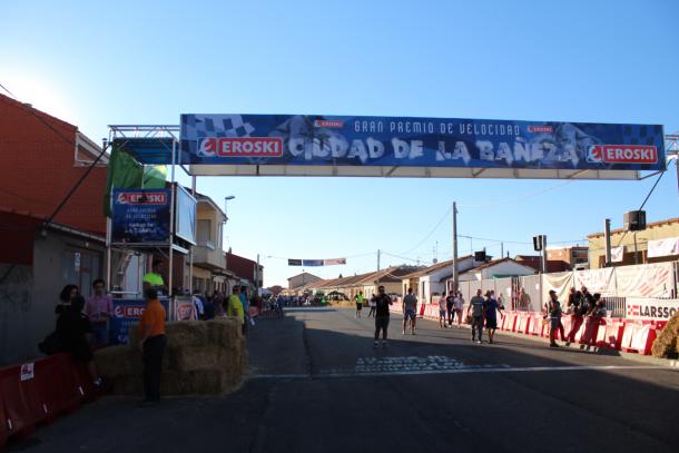 Línea de meta GP Ciudad de La Bañeza (Laura Salas)