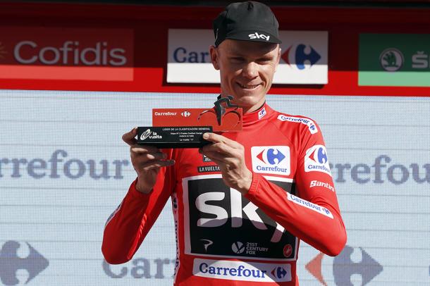 Chris Froome recoge el 'maillot' rojo de líder | Fotografía: Vuelta a España