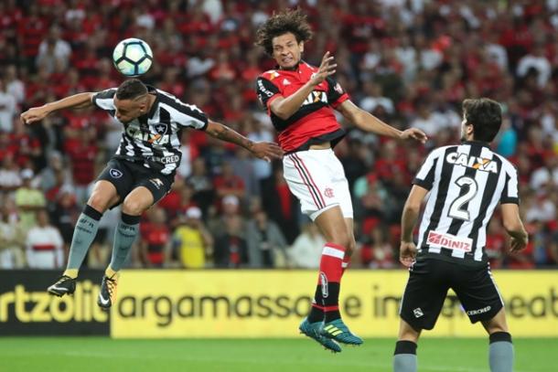 Arão voltou a dar consistência defensiva ao Flamengo e segue sendo peça importante também no setor ofensivo | Foto: Gilvan de Souza/Flamengo