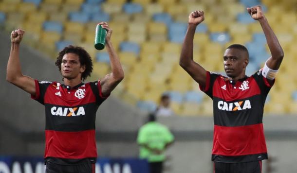 Arão e Juan agradecem à torcida após vitória (Foto: Gilvan de Souza/Flamengo)