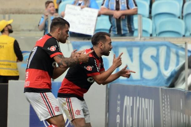 Éverton Ribeiro e Felipe Vizeu comemoram gol em homenagem a Guerrero (Foto: Staff Images/Flamengo)