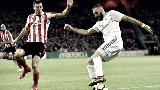 Karim Benzema con el esférico ante el defensor, Oscar De Marcos | Foto: Real Madrid