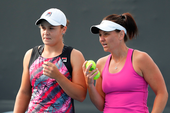 Ashley Barty and Casey Dellacqua talk tactics in between points (Photo: Jack Thomas/Getty Images)