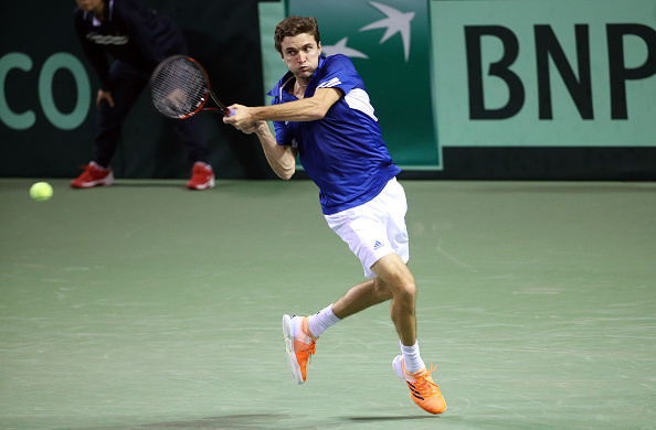 Gilles Simon hits a backhand (Photo: Jean Catuffe/Getty Images)