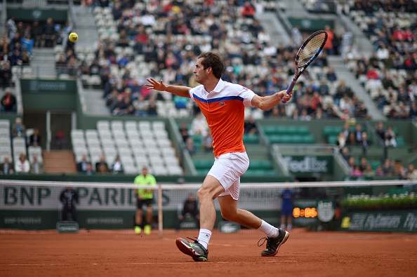 Albert Ramos-Vinolas prepares to hit a forehand shot (Photo: Eric Feferberg/Getty Images)