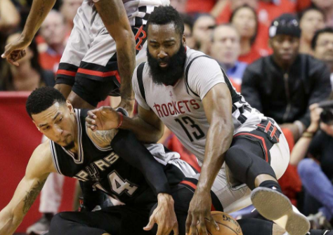 La lotta tra James Harden e Danny Green - Foto Times Union