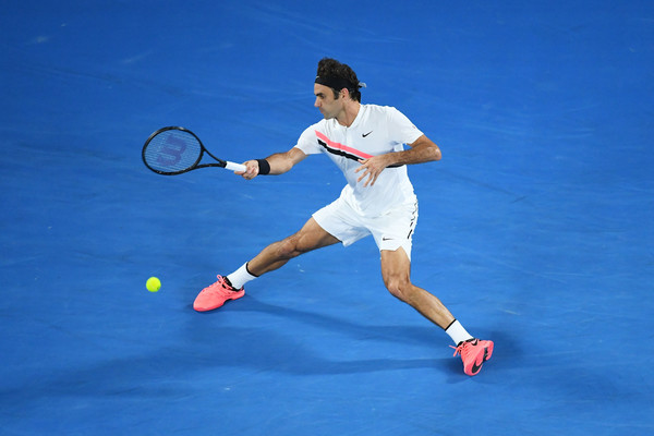 Roger Federer hits a forehand against Marin Cilic during the final of the 2018 Australian Open. | Photo: Quinn Rooney/Getty Images