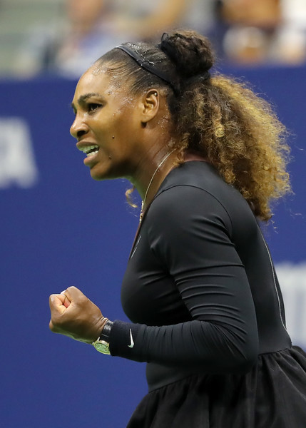 Serena Williams celebrates winning a point | Photo: Elsa/Getty Images North America