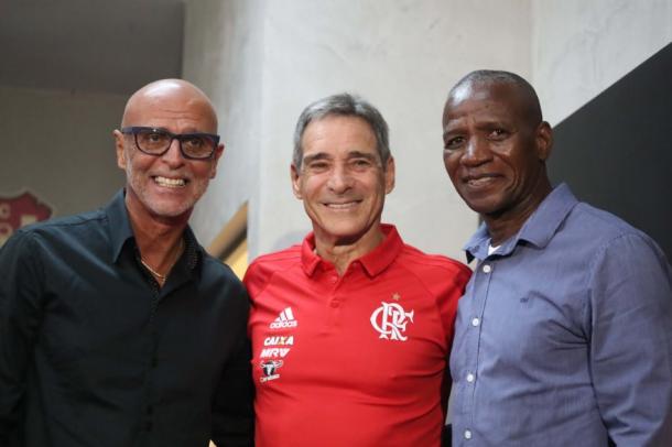 Carpegiani posa ao lado de Uri Geller e Adílio (Foto: Gilvan de Souza/Flamengo)