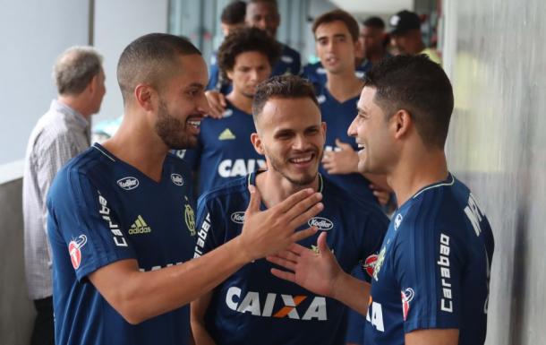 Rômulo e Renê cumprimentam Ederson em reapresentação (Foto: Gilvan de Souza/Flamengo)