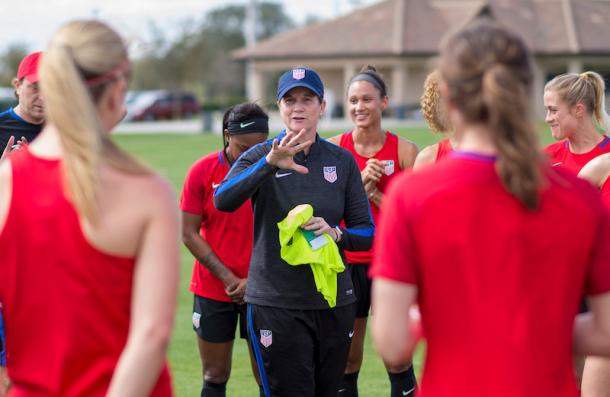 Jill Ellis talking with her players during camp l Source: Ussoccer.com