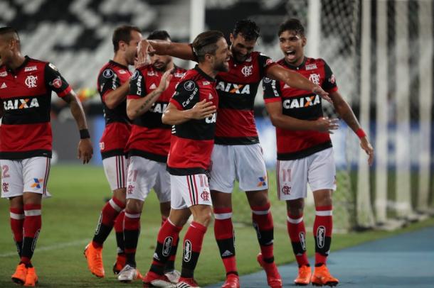 Jogadores comemoram gol de Dourado (Foto: Gilvan de Souza/Flamengo)