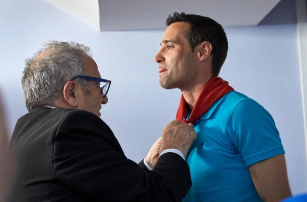 Luis Sabalza colocando el pañuelico rojo a un Javier Flaño emocionado