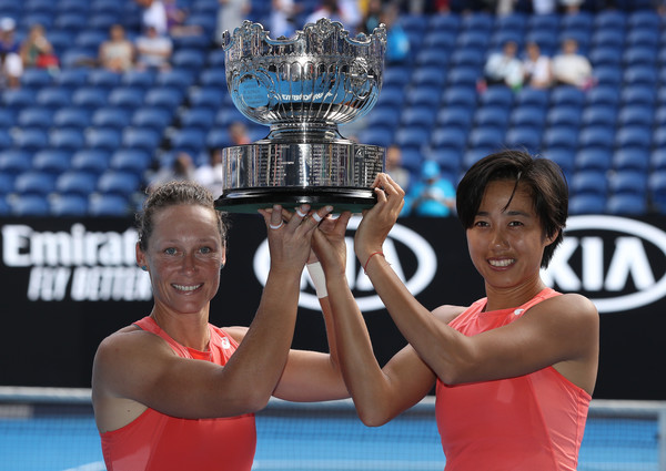 Stosur and Zhang with their Australian Open trophy | Photo: Mark Kolbe