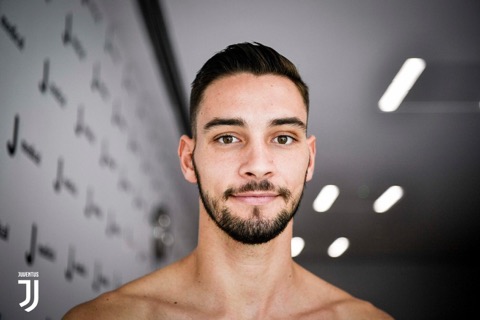 Mattia De Sciglio durante le visite mediche | Juventus.com