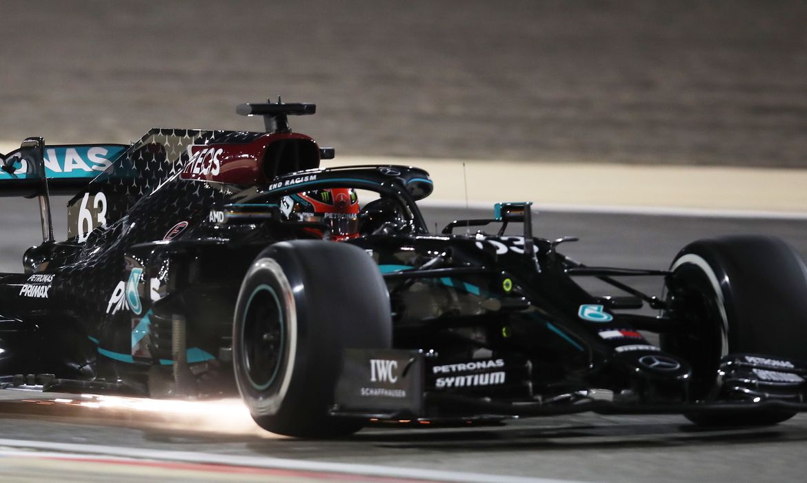 Russell deu trabalho para Bottas no GP do Sakhir. (Foto: Tolga Bozoglu/Reuters)
