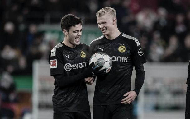 Gio Reyna e Erling Haaland contra o Augsburg. Fonte: reprodução @BVB