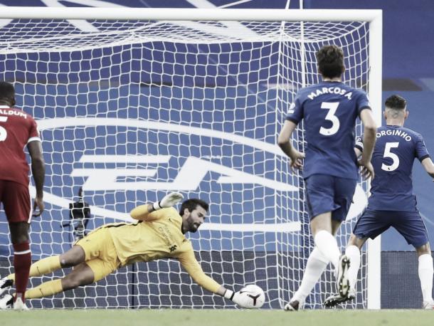 Alisson desvía el penalti de Jorginho | Foto: Liverpool