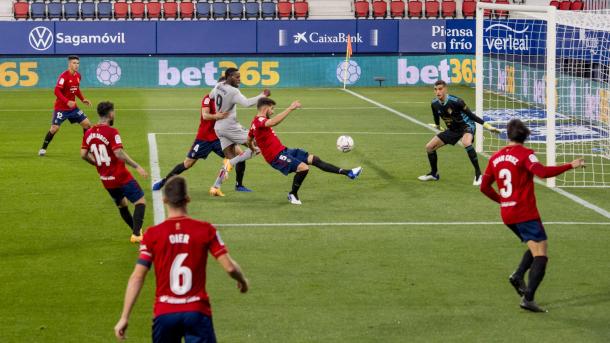 Iñaki Williams peleando un balón en el área contra el Osasuna. Fuente: Athletic Club