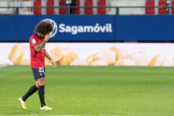 Aridane se marcha del terreno de juego cabizbajo. Fuente: Osasuna