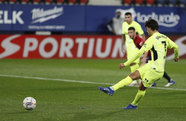 Joao Félix golpea el balón. Fuente: Atleti