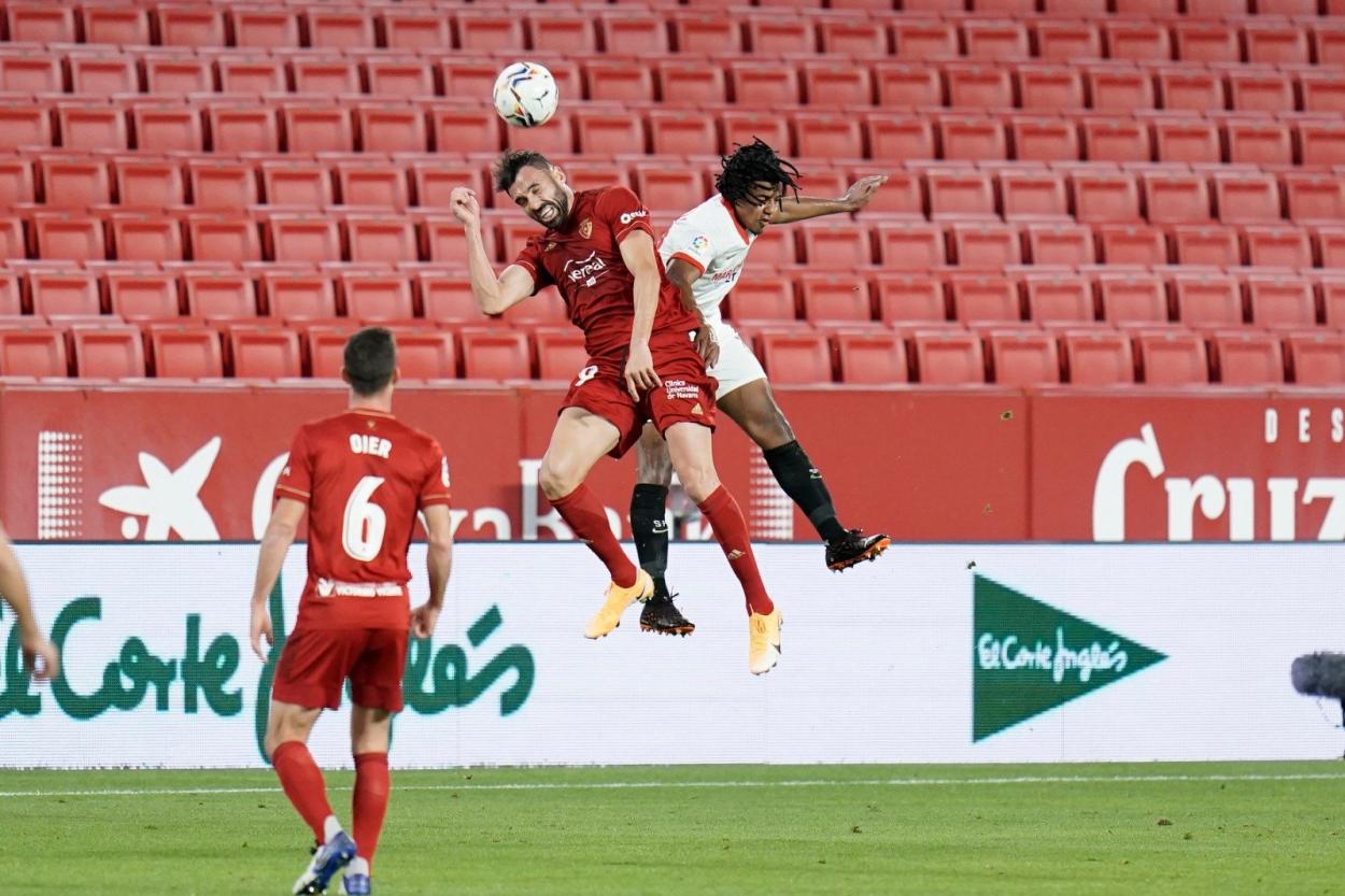 Enric Gallego pelea un balón de cabeza. Fuente: Sevilla FC