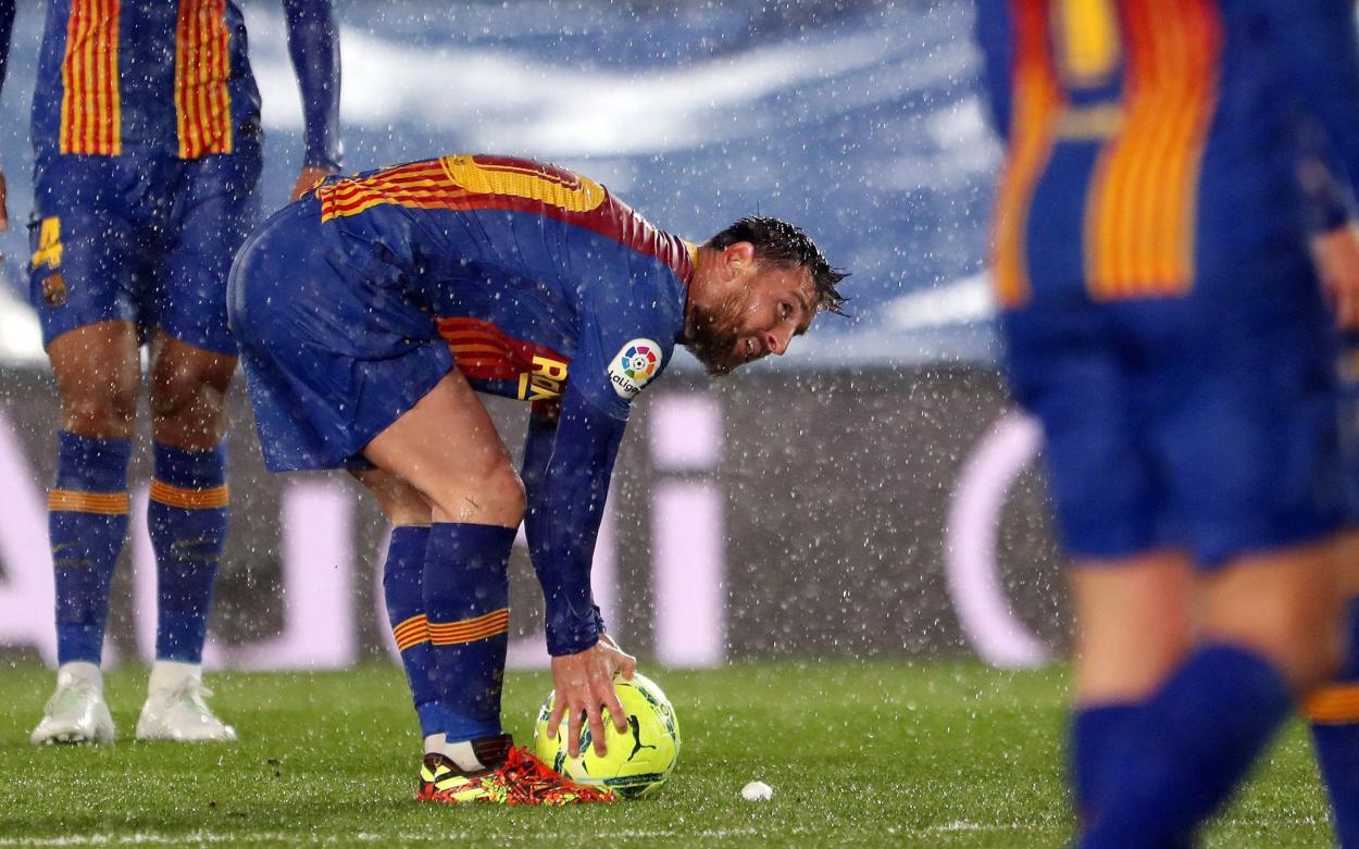 Leo Messi preparándose para lanzar una falta. | Foto: Miguel Ruíz