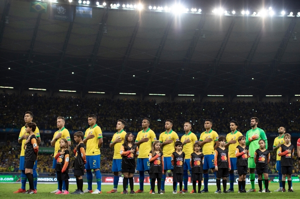 Os jogadores no hino nacional em 2109, contra a Argentina (Foto: Lucas Figueiredo/CBF)