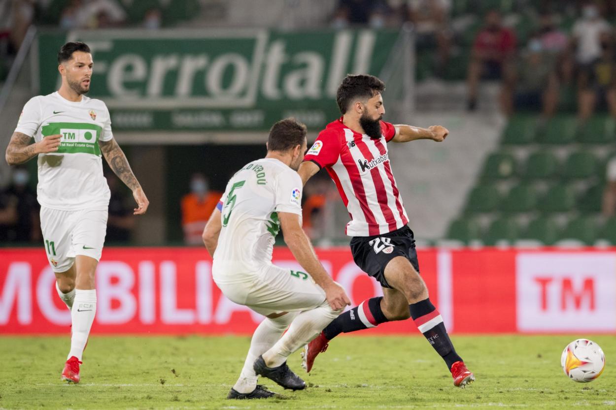 Asier Villalibre da un pase en el Martínez Valero / Fuente: Athletic club