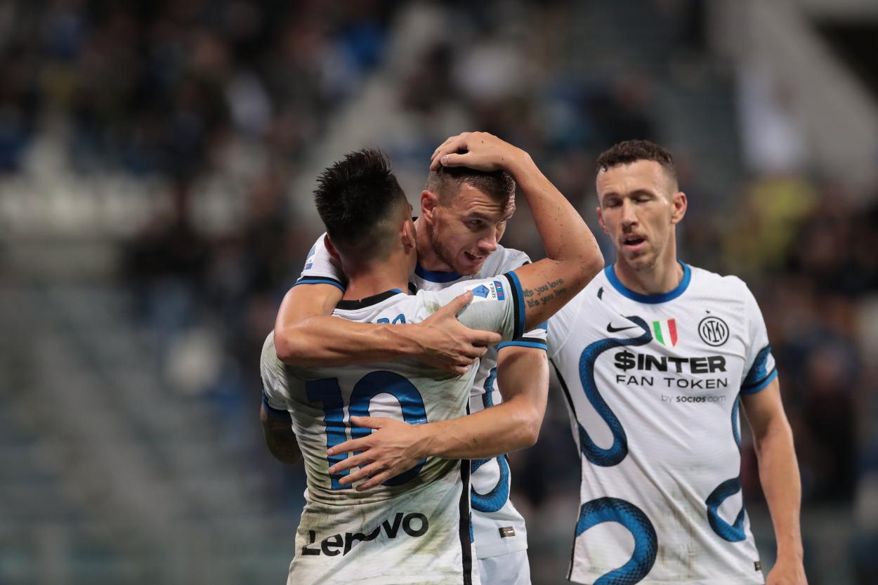Dzeko e Lautaro comemorando um dos gols (Foto: Inter)