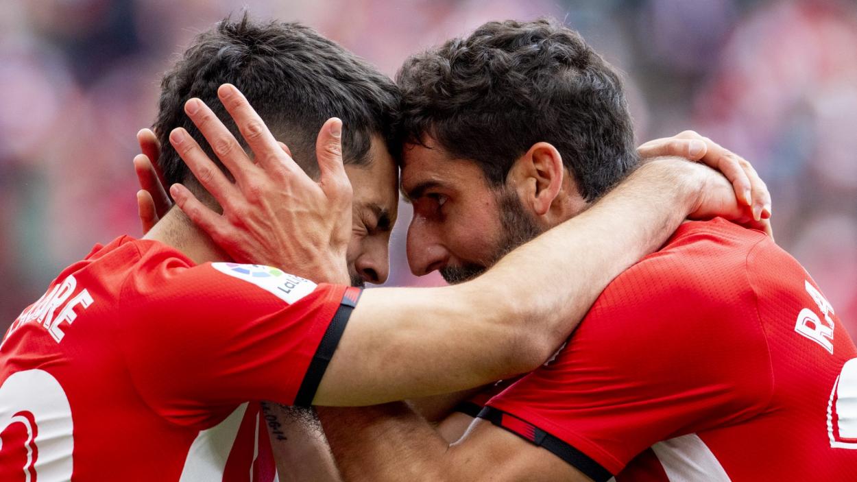 Raúl García y Villalibre celebran el 2-0 / Fuente: Athletic Club