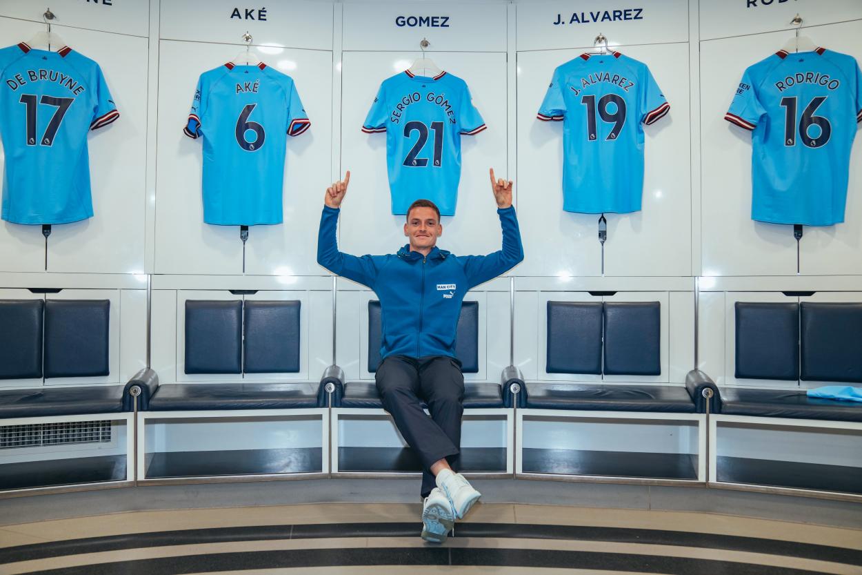 Sergio Gómez en el vestuario del Manchester City / Foto: @ManCity
