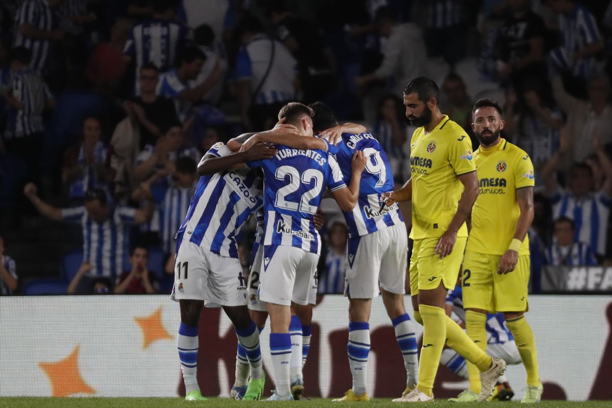 Jugadores de la Real celebrando un gol frente al Villarreal | Foto vía: eitb.eus