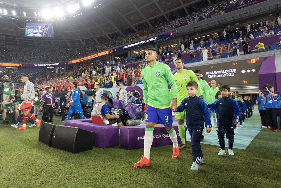 Thiago Silva entrando na partida (Foto: Lucas Figueiredo/CBF)
