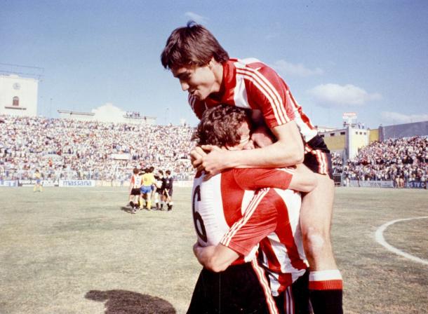 Julio Salinas abrazando a de Andrés y Sola || Foto: Web Oficial del Athletic Club