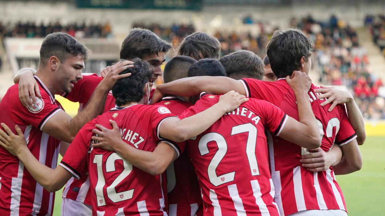 Todo el Bilbao Athletic celebrando el gol de Urko Izeta / Fuente: Athletic Club